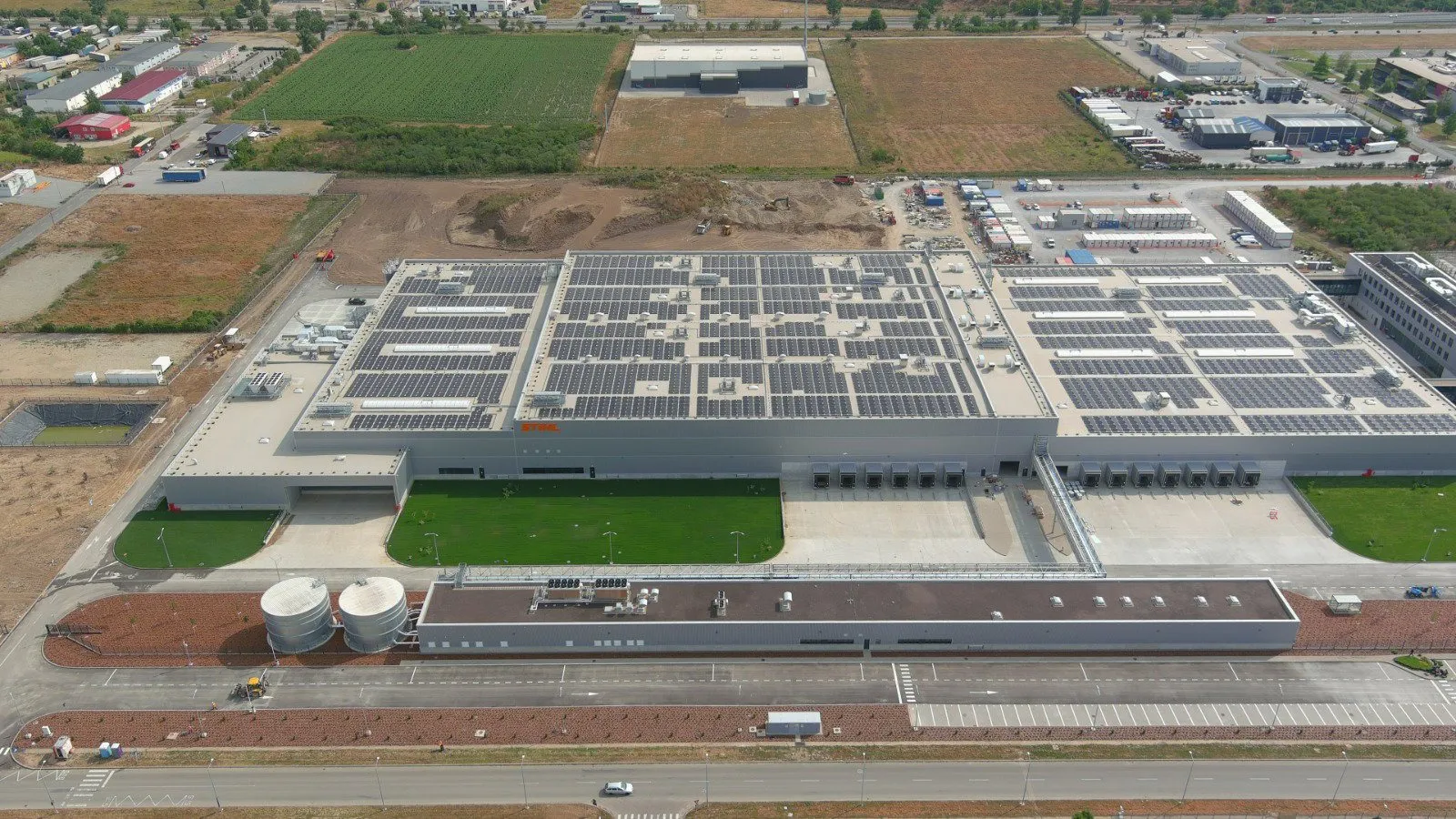 Platformă industrială și drumuri de acces, vedere aeriană